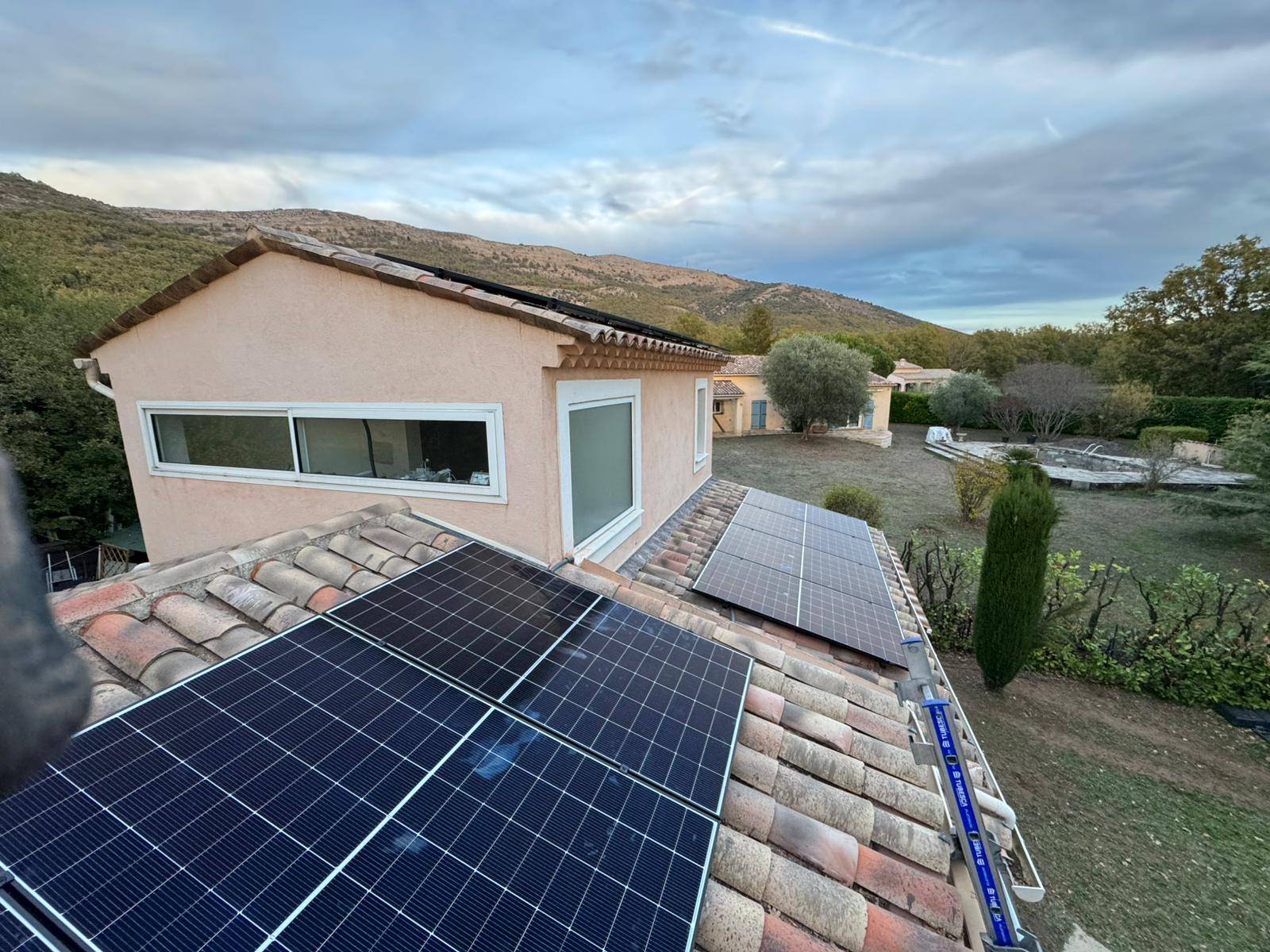 Pose de centrale photovoltaïque pour plage privée à Nîmes dans le Gard 30000