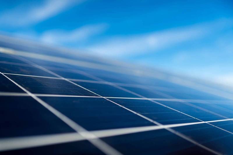 Pose de panneaux solaires et ombrières photovoltaïques pour supermarché et commerces à Montpellier