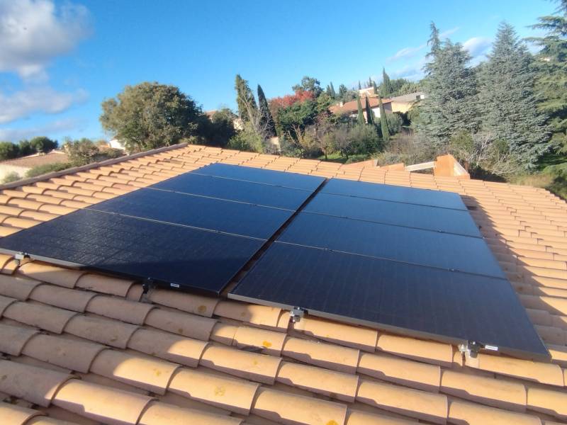 Installation de 22 panneaux photovoltaïques avec une batterie de stockage virtuel MyLight dans une villa à Saint Gilles dans le Gard 30 par le Groupe Solaireau.