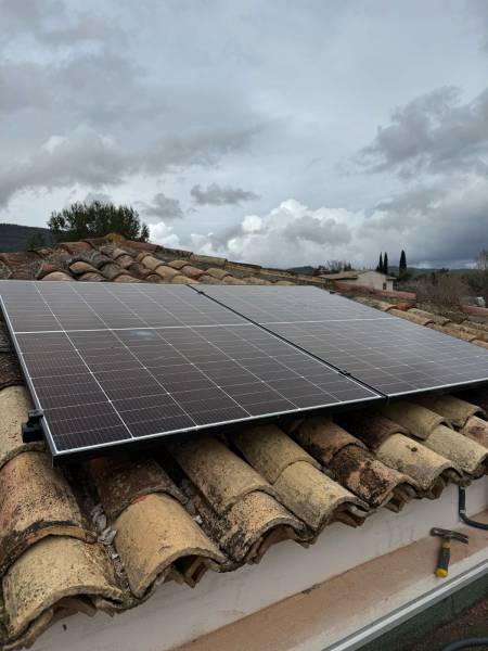 Montage de panneaux solaires dans une maison individuelle à Puget dans le département du Var 83, par le Groupe Solaireau