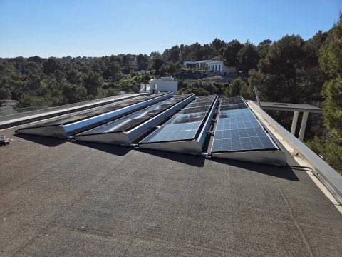Une maison individuelle à Nîmes passe de 6 000 € à 1 200 € de facture grâce au solaire.