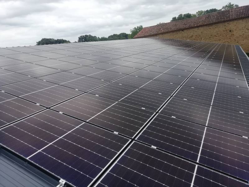 panneaux solaires photovoltaïques, installer dans un domaine viticole à Béziers dans l'Hérault