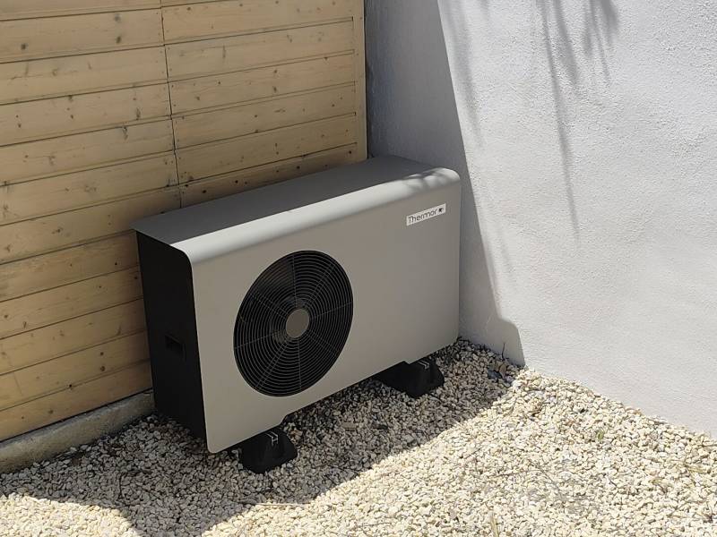 Pompe à chaleur pour piscine chez M. et Mme F... à Lattes, dans le département de  l'Hérault 34