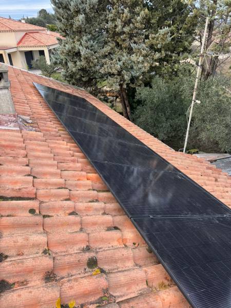 Économie de 85% grâce à l'installation de panneaux solaires et d'une batterie virutelle dans cette maison individuelle à  Saint-Hilaire-de-Brethmas dans le Gard