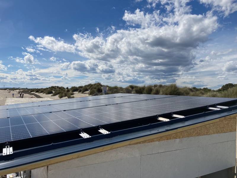 panneaux photovoltaïques installés sur le toit et aux batteries de stockage