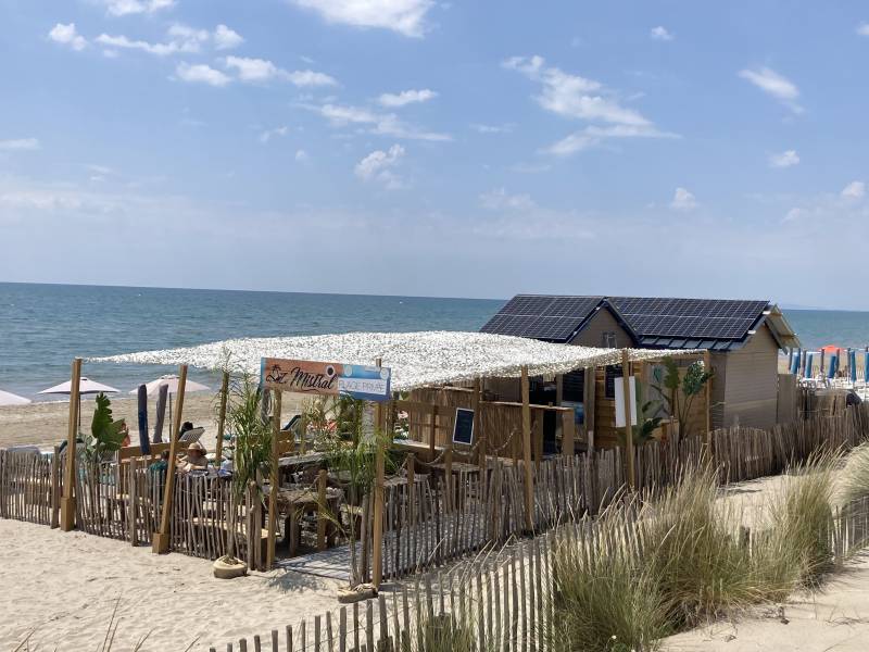 grâce aux panneaux photovoltaïques installés sur le toit et aux batteries de stockage, fini la nuisance du groupe électrogène et les mauvaises odeurs du fait de l’usage de Fioul