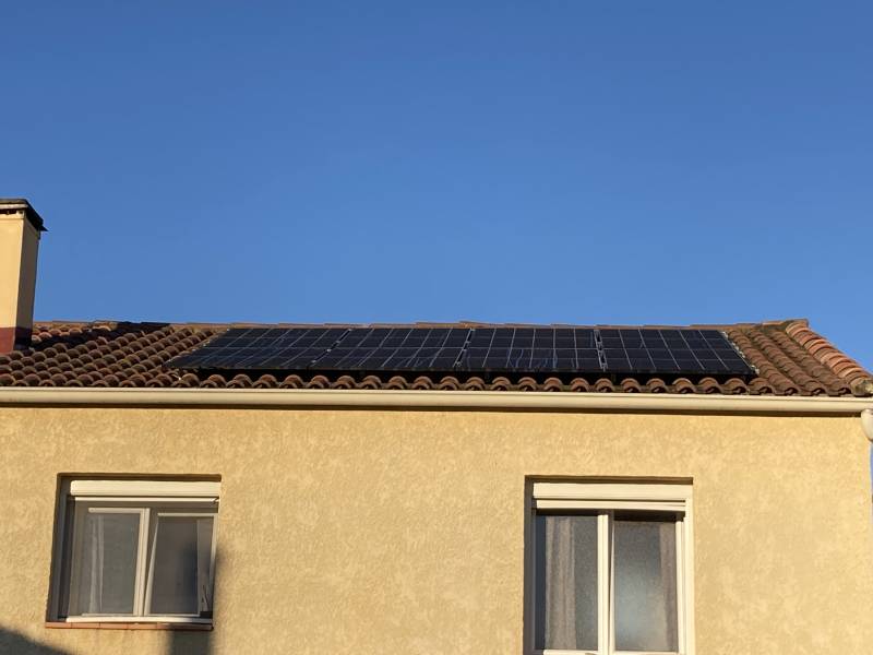Installation de 12 panneaux solaires photovoltaïques dans une maison à Mireval dans l'Hérault 34 par le Groupe Solaireau.