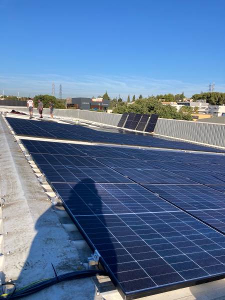Panneaux solaires en location de toiture dans la région Occitanie.
