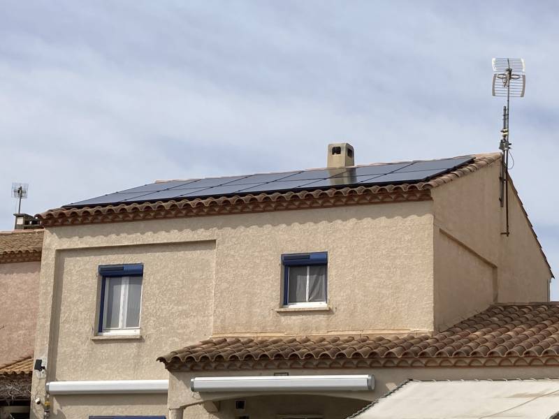 Nouvelle installation de panneaux photovoltaïques couplés à une batterie virtuelle, réalisée par le Groupe Solaireau au Crès (34920) dans l'Hérault