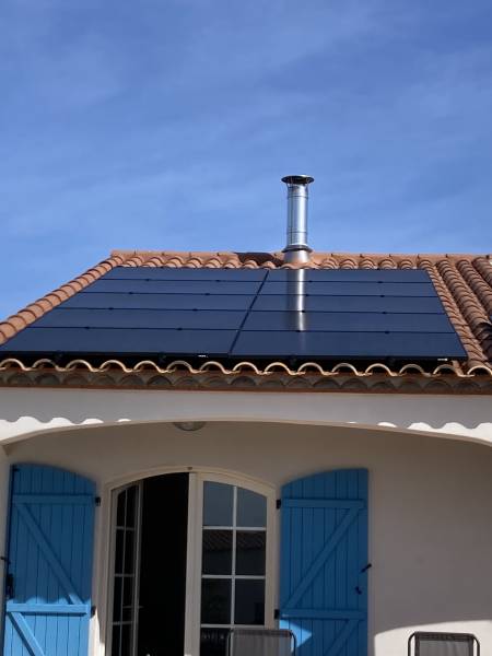 Batterie physique + Kit de panneaux solaires photovoltaïques installé par Groupe Solaireau dans une maison individuelle à Combaillaux (34980)dans la région Occitanie.