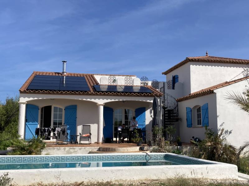 Réalisé l'installation de panneaux solaires photovoltaïques couplés à un système de stockage par batterie physique