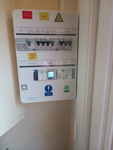 Installation de panneaux photovoltaïques avec une batterie virtuelle, réalisée dans une villa à Saint-Jean de Védas dans le département de l'Hérault par le Groupe Solaireau.