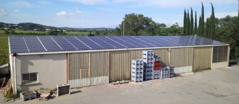 Centrale panneaux solaires photovoltaïques dans un bâtiment agricole dans l'Hérault