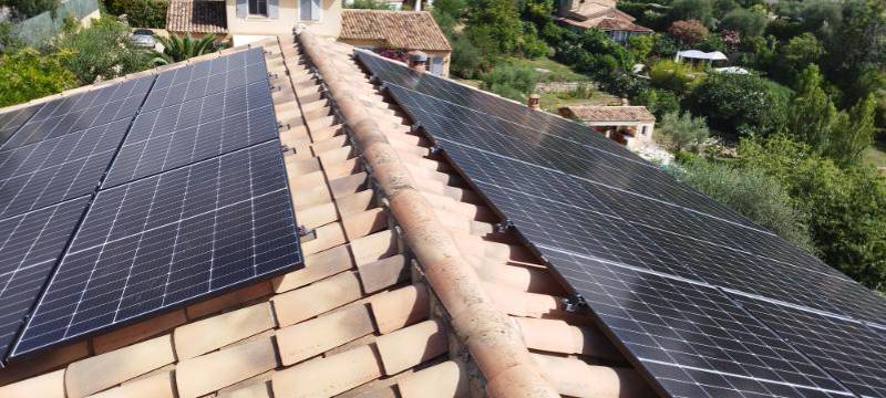 Installation par le Groupe Solaireau de 22 panneaux photovoltaïques avec stockage virtuel, dans une superbe villa à OPIO (06650) sur les hauteurs de Cannes...côte d'Azur.