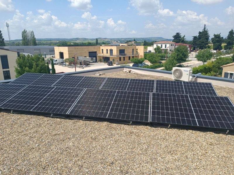  panneaux solaires photovoltaïques en autoconsommation + la revente du surplus à EDF.