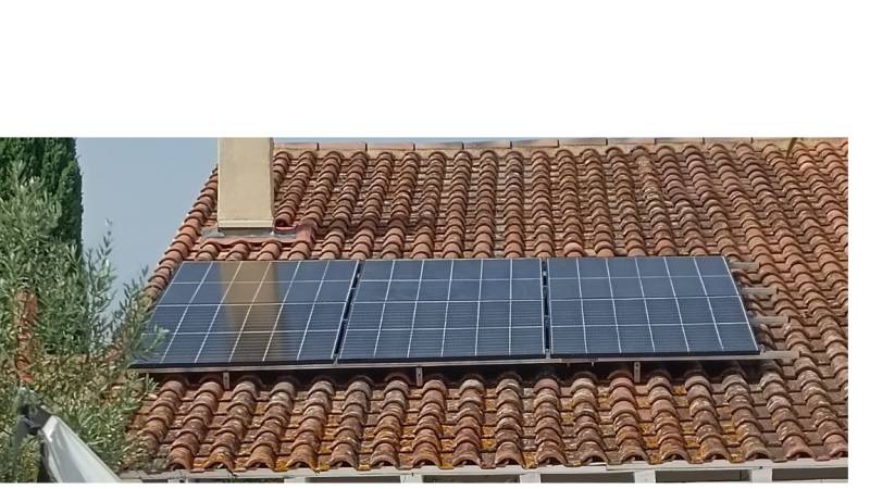 Installation de panneaux solaires photovoltaïques par le Groupe Solaireau dans une maison individuelle à Sauveterre (30150) dans le Gard.
