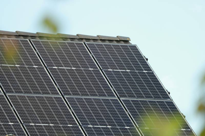Comment la pente du toit influence-t-elle le rendement des panneaux solaires sur bâtiment agricole ?
